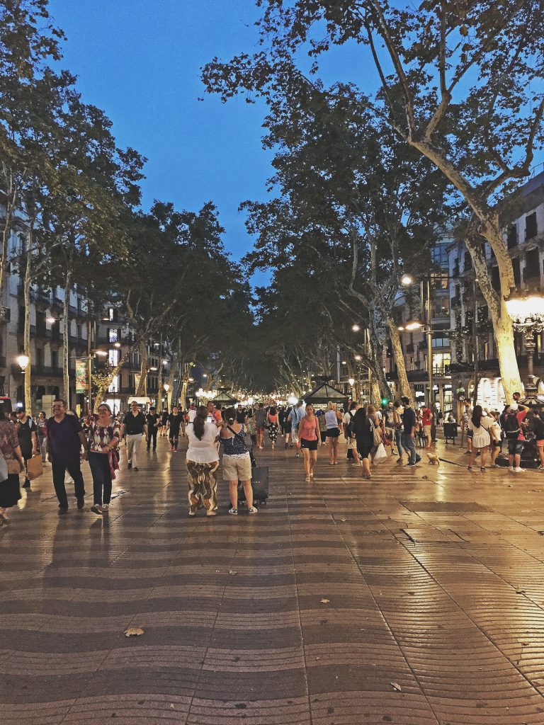 Barcelona - Las Ramblas Por La Noche