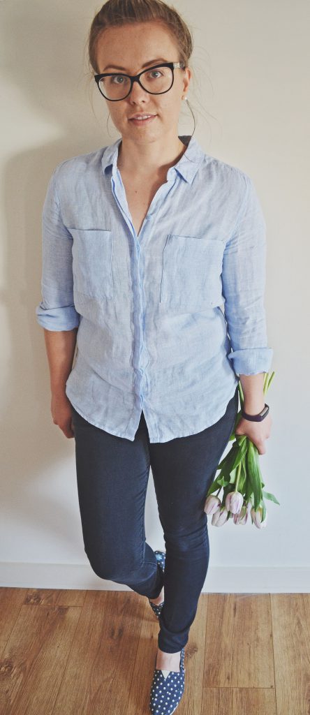 blue linen, jeans and tullips